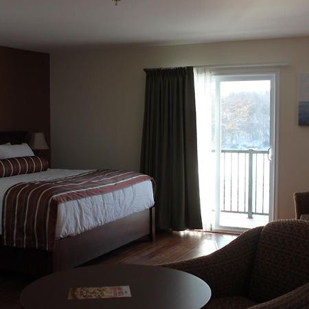 Lanes Riverhouse Inn & Cottages Montague Room photo