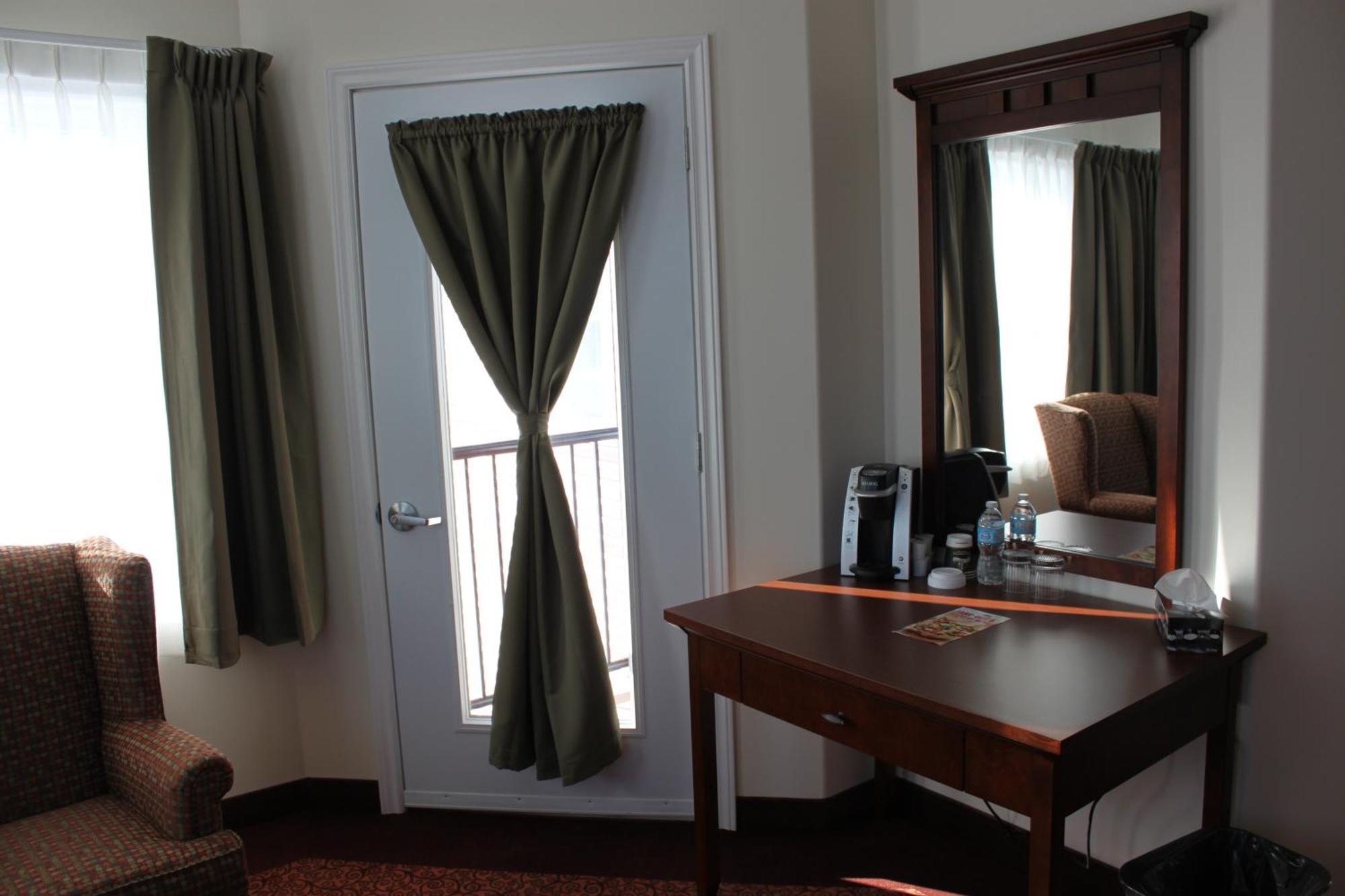 Lanes Riverhouse Inn & Cottages Montague Room photo