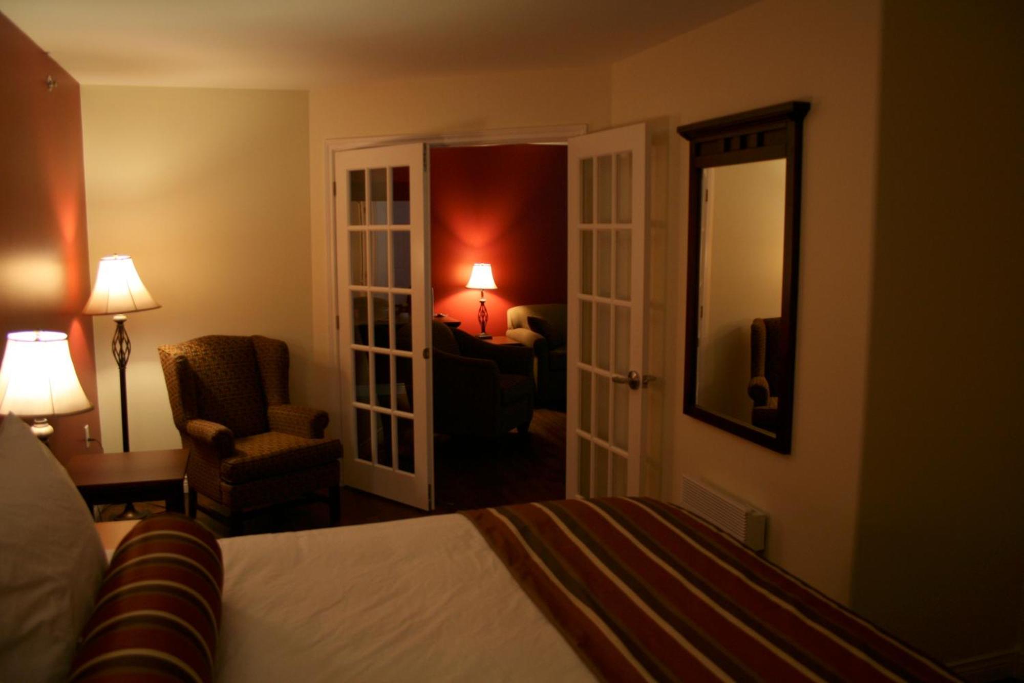 Lanes Riverhouse Inn & Cottages Montague Room photo