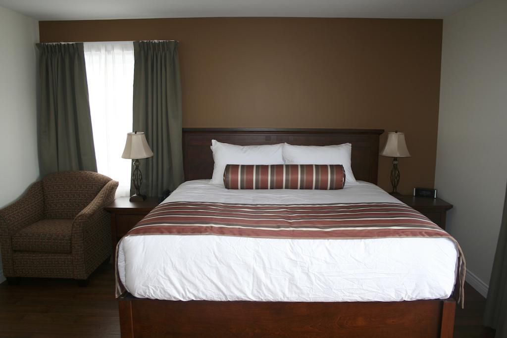 Lanes Riverhouse Inn & Cottages Montague Room photo