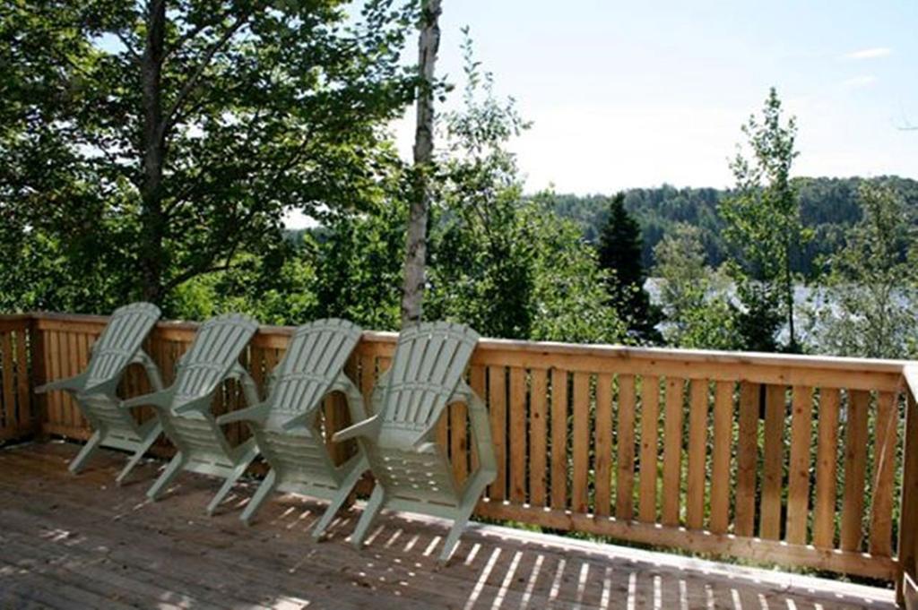 Lanes Riverhouse Inn & Cottages Montague Room photo