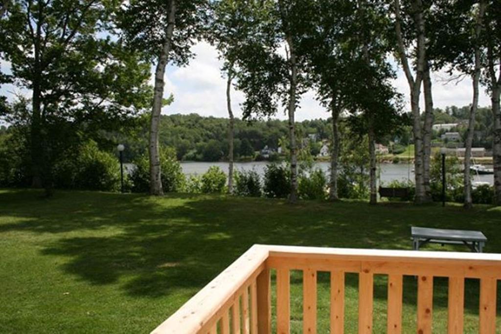Lanes Riverhouse Inn & Cottages Montague Room photo