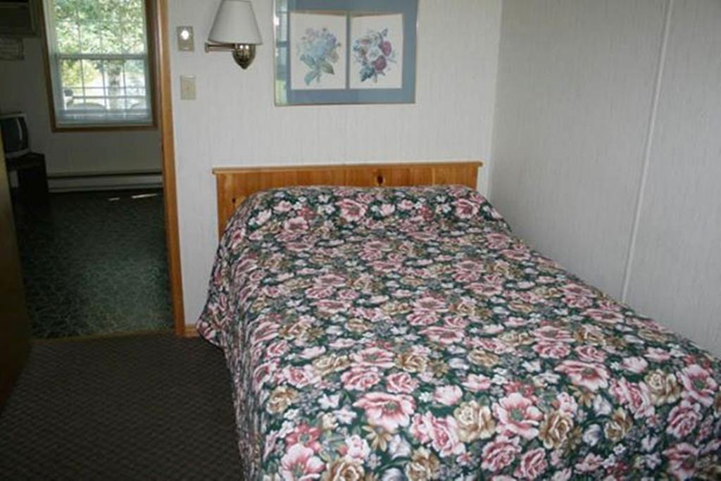 Lanes Riverhouse Inn & Cottages Montague Room photo