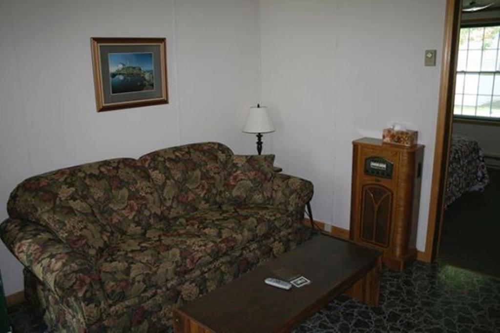 Lanes Riverhouse Inn & Cottages Montague Room photo