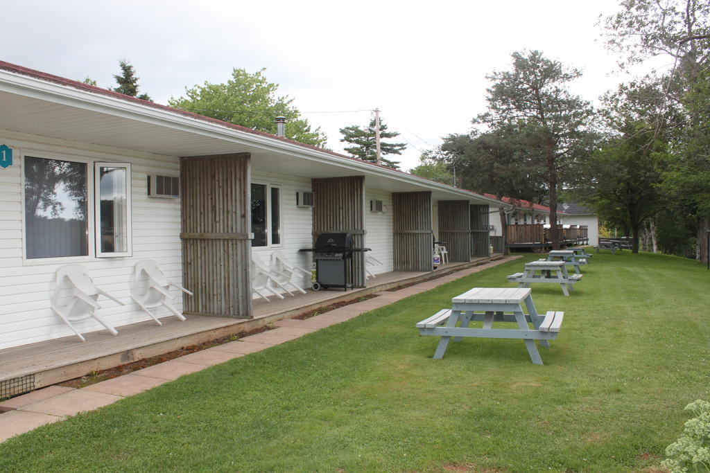 Lanes Riverhouse Inn & Cottages Montague Room photo